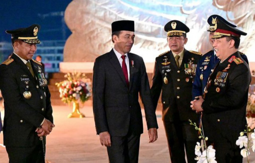 Kapolri Jenderal Listyo Sigit Prabowo dan Presiden Jokowi saat apel kehormatan di IKN (SinPo.id/Instagram)