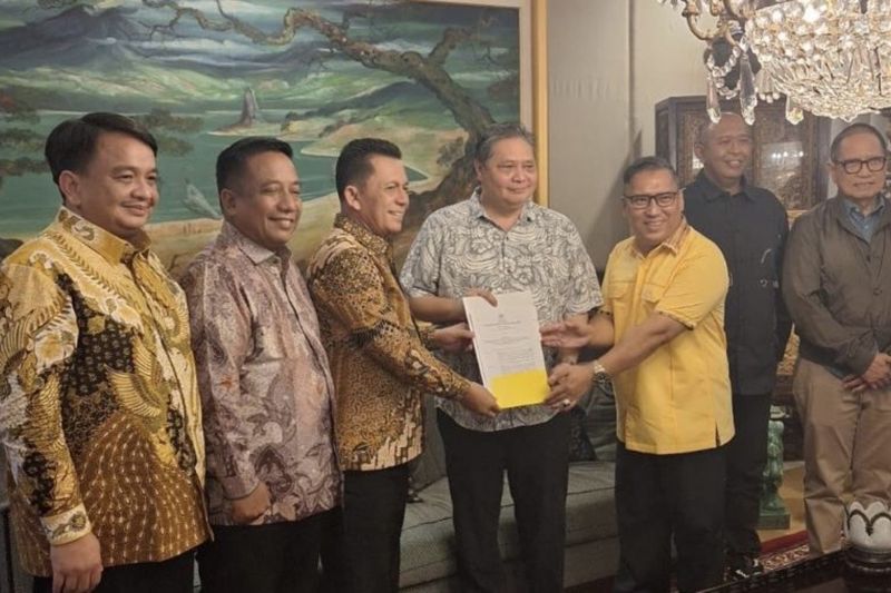 Ketua Umum Partai Golkar Airlangga Hartanto menyerahkan surat rekomendasi secara langsung kepada Ansar Ahmad dan Nyanyang Haris Pratamura. (SinPo.id/Dok. Pribadi)