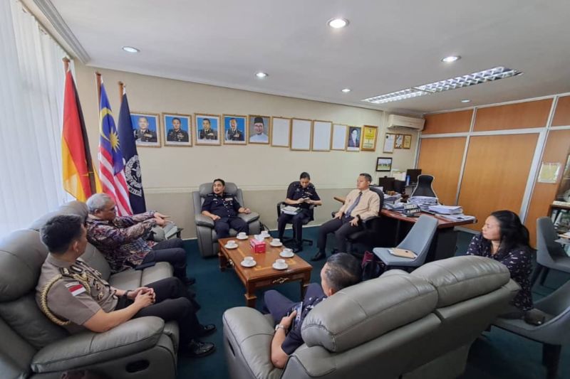 Konjen RI Kuching R Sigit Witjaksono bersama jajarannya di KJRI Kuching bertemu dengan Ketua Polis Daerah Miri, ACP Alexson Naga Anak Chabu. (SinPo.id/Dok. KJRI Kuching)