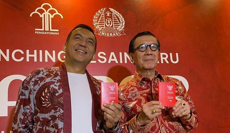 Dirjen Imigrasi Silmy Karim dan Menkumham Yasonna Laoly memamerkan tampilan paspor baru (SinPo.id/ Dok. Kumham)