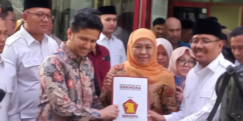 Khofifah-Emil pamerkan map surat rekomendasi dari Gerindra (Sinpo.id)