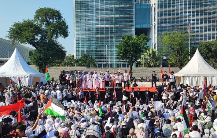 Massa yang mengatasnamakan Aliansi Rakyat Indonesia Bela Palestina (ARI-BP) menggelar Aksi Hari Solidaritas Internasional untuk Tahanan Gaza dan Palestina di depan Kedubes AS. (SinPo.id/Antara)