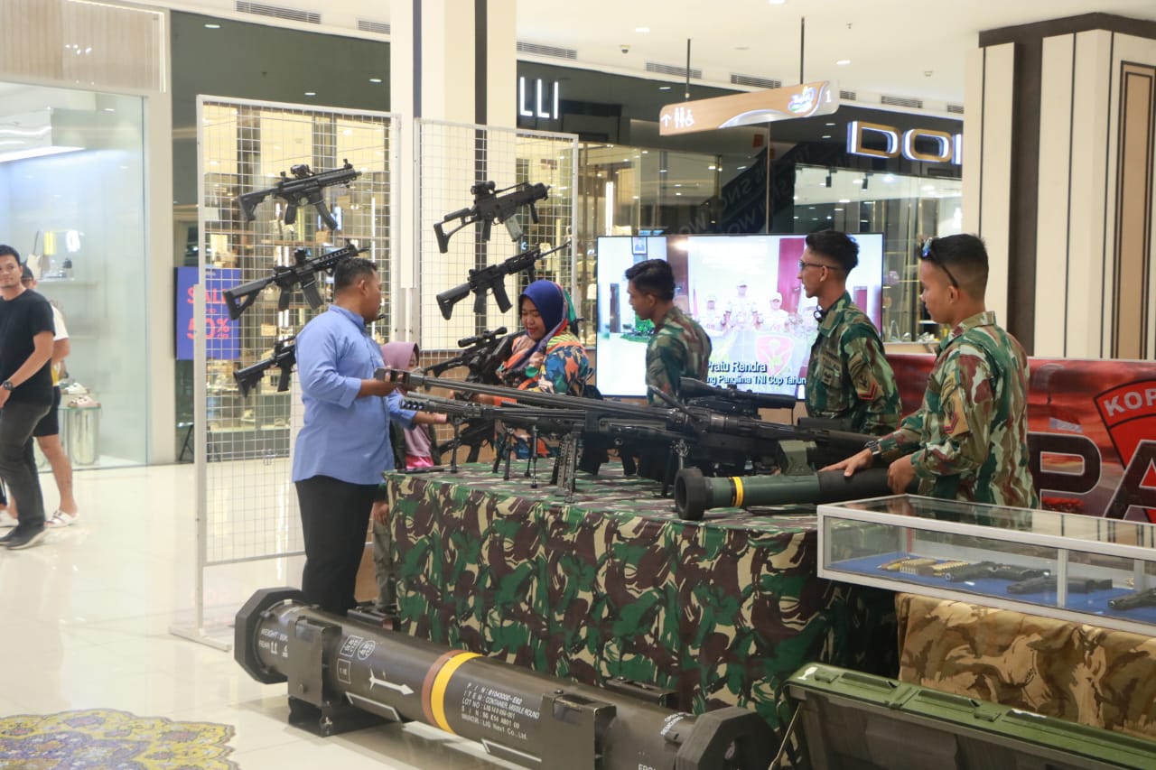 Dalam Rangka Memeriahkan HUT ke-79 RI, Lanud Sultan Hasanuddin Gelar Pameran Alutsista di Trans Studio Mall Makassar (SinPo.id/puspen TNI)