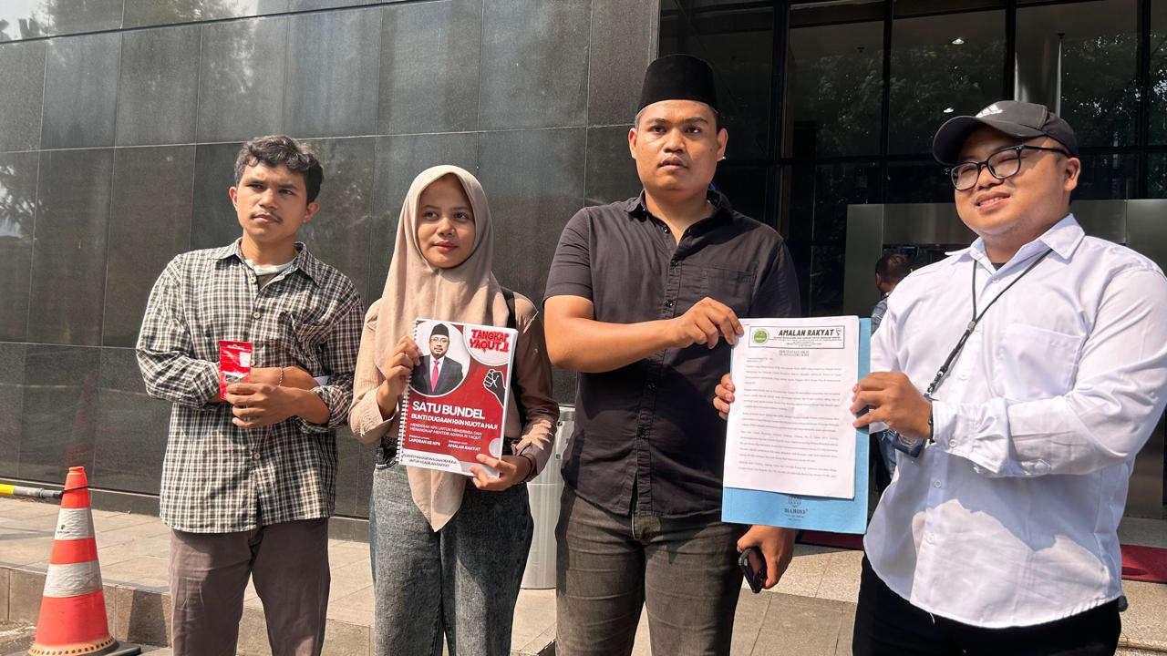 Aliansi Mahasiswa dan Pemuda untuk Keadilan Rakyat (AMALAN Rakyat) melaporkan Menag Yaqut Cholil Qumas ke KPK. (SinPo.id/David)