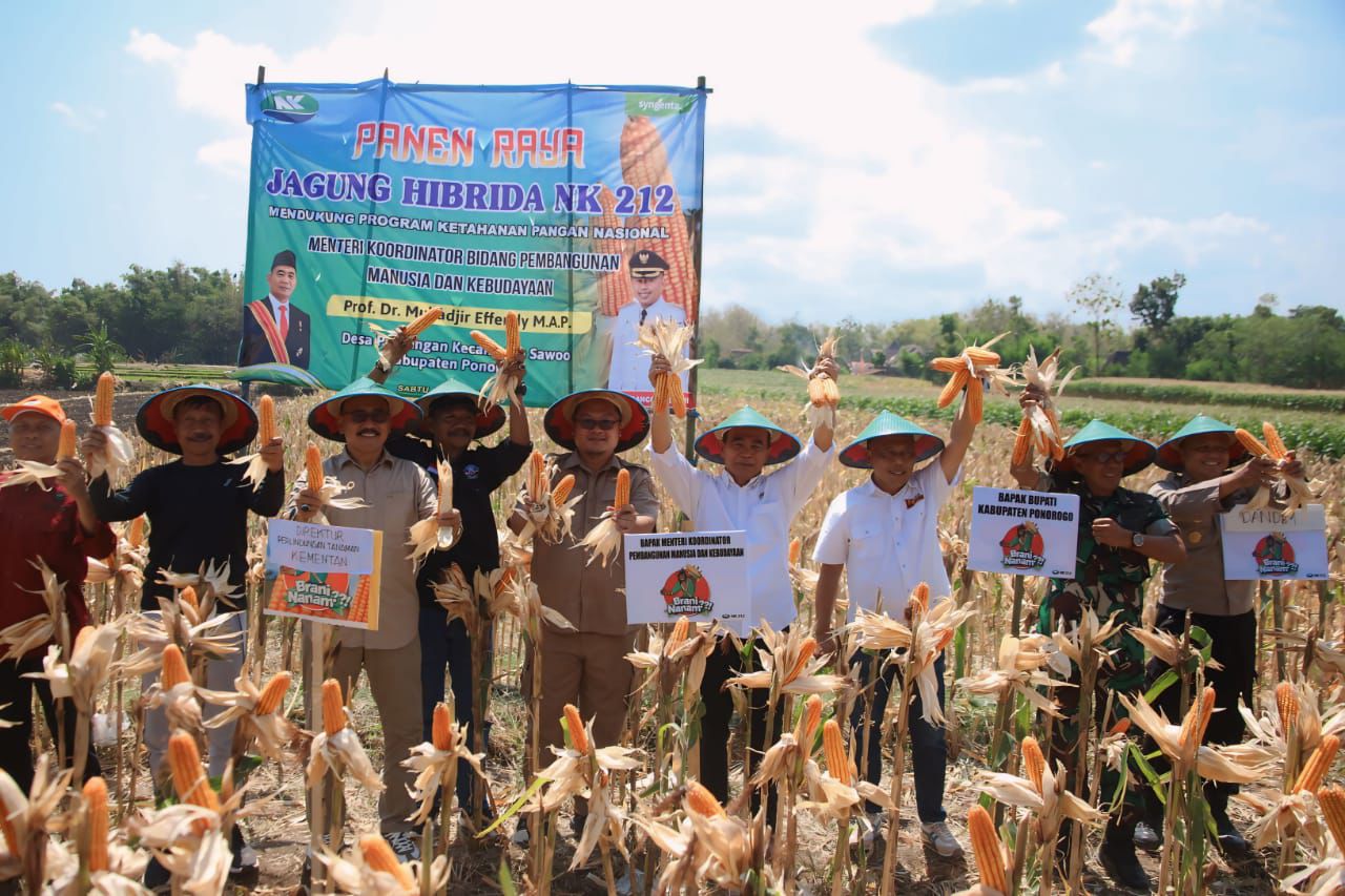 Menko PMK Muhadjir Effendy bertemu para petani jagung di Ponorogo (SinPo.id/Kemenko PMK)