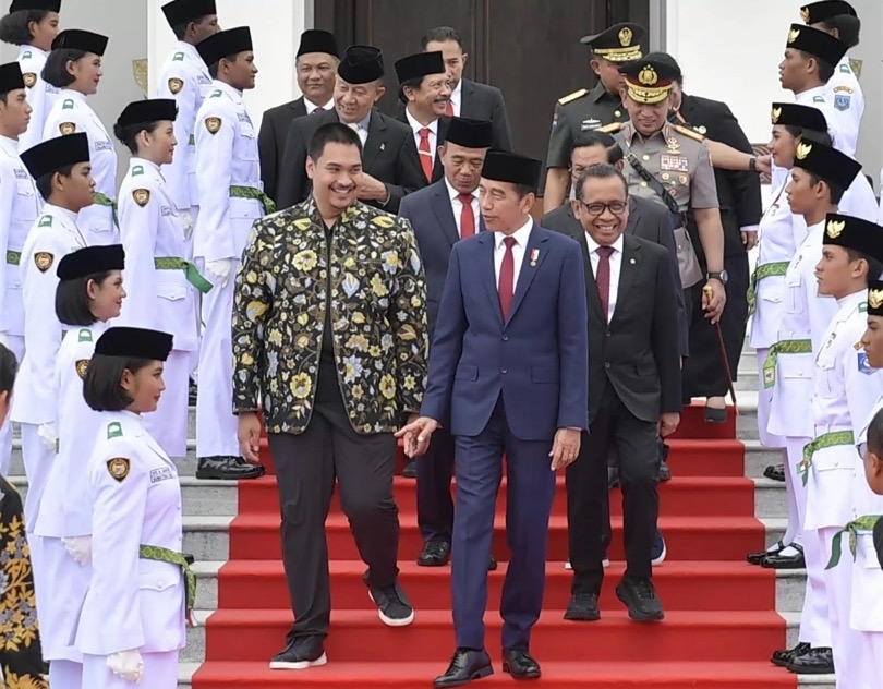 Menpora Dito mendampingi Presiden Jokowi saat mengukuhkan 76 anggota Paskibraka di IKN. (SinPo.id/Dok. Kemenpora)