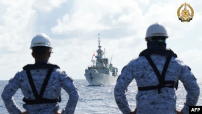 Pelaut Filipina mengamati HMCS Montreal milik Kanada (SinPo.id/AFP)