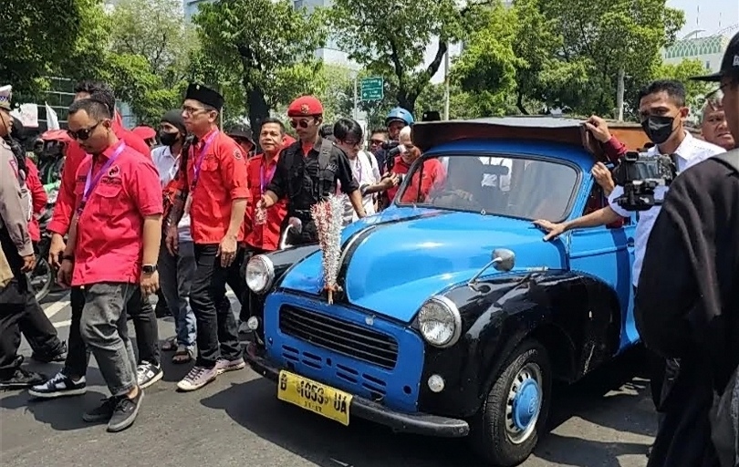 Opelet film Si Doel mengantarkan Pramono-Rano ke KPU Jakarta. (SinPo.id/Tio)