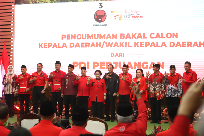 Ketua Umum PDIP Megawati Soekarnoputri resmi mengusung Andika Prakasa di Cawagub Jawa Tengah di Pilkada 2024 (Ashar/SinPo.id)