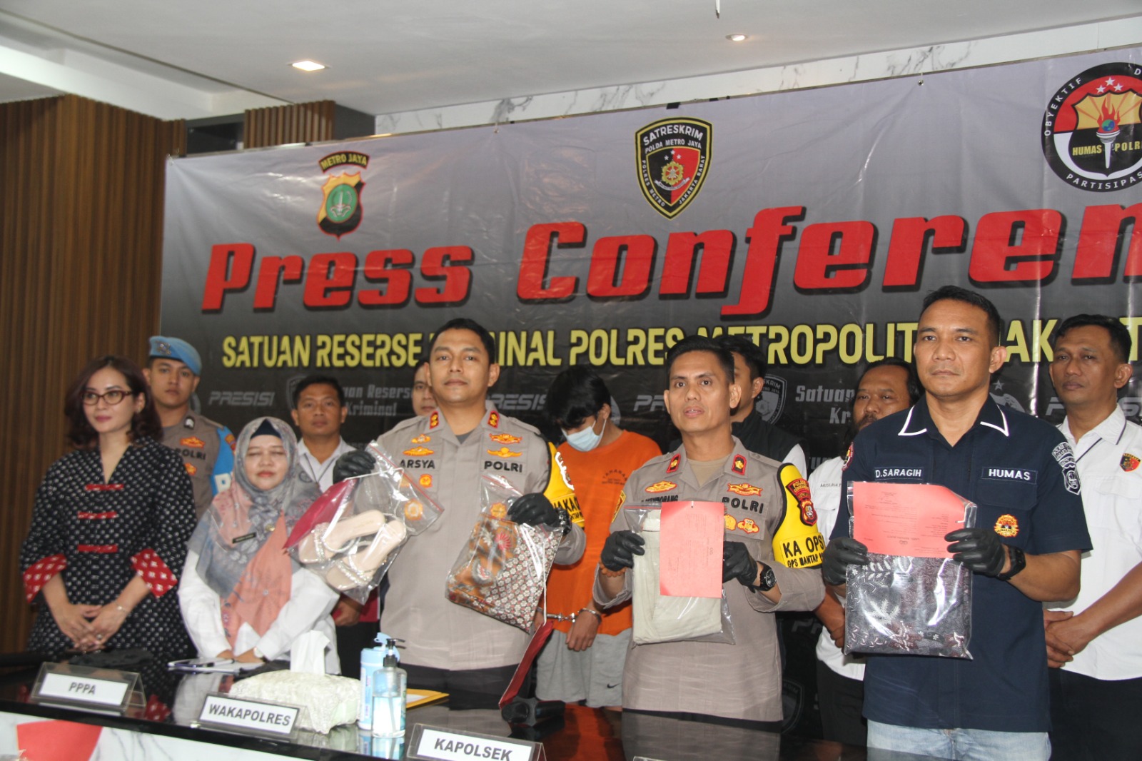 Konferensi pers kasus penganiayaan di Mapolres Jakarta Barat (SinPo.id/ Humas Polres Jakbar)