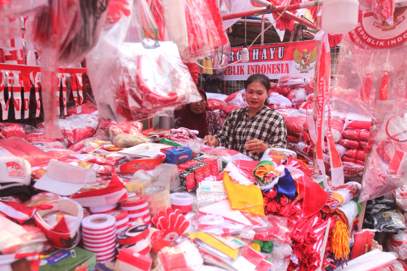 Melihat pernak-pernik 17 Agustus di Pasar Jatinegara (Ashar/SinPo.id)