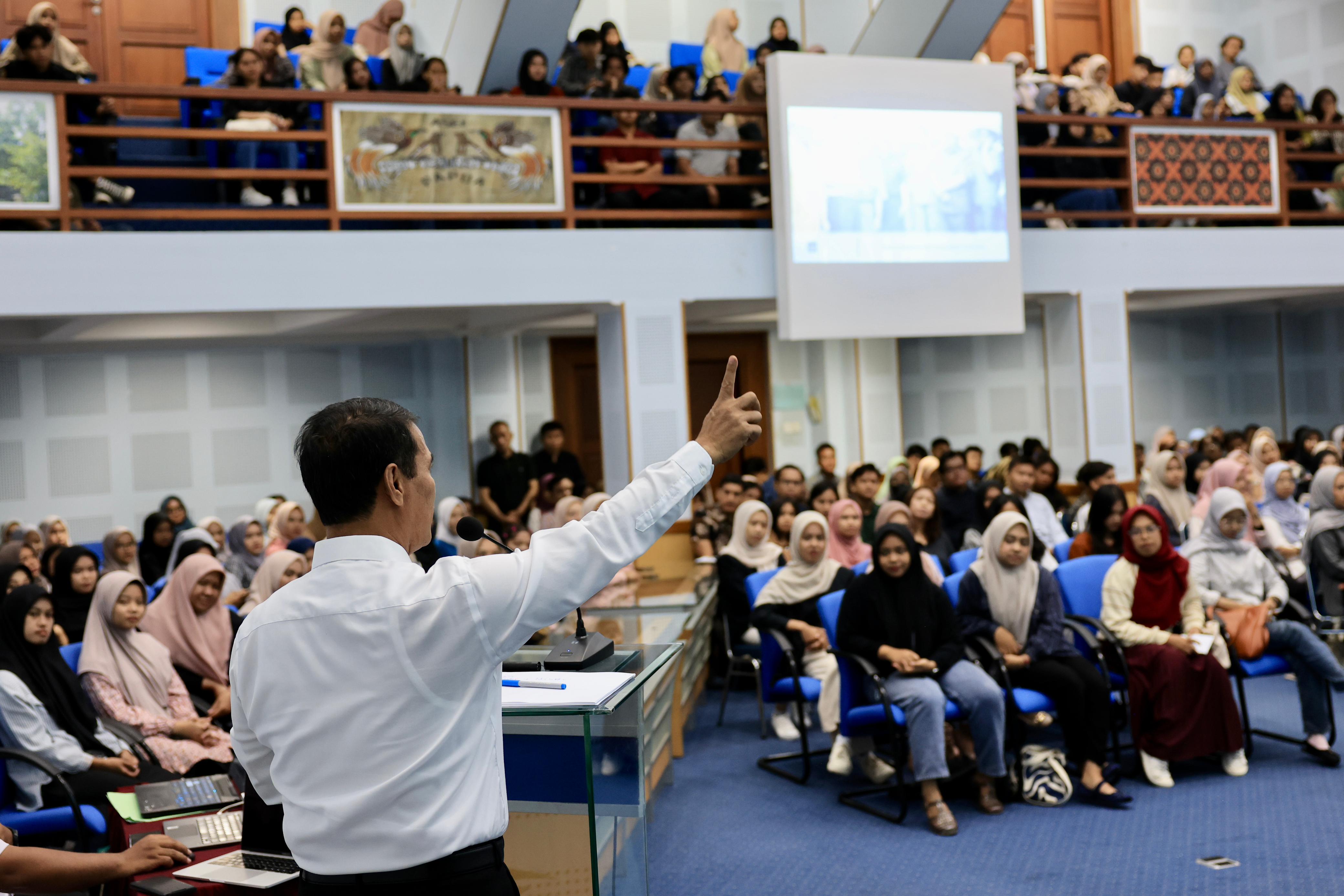 Mentan Andi Amran Sulaiman saat mengisi kuliah perdana tahun akademik 2024/2025 di hadapan mahasiswa Unhas, Makassar. (SinPo.id/Tim Media)