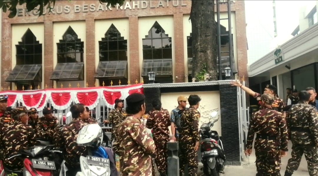 Pasukan Banser berjaga depan Kantor PBNU (SinPo.id/Tio)