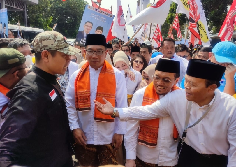 Para pendukung pasangan Ridwan Kamil - Suswono ke KPUD Jakarta (SinPo.id/ Tio Pirnando)