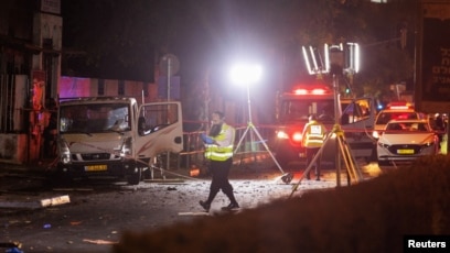 Petugas keamanan dan tanggap darurat Israel bekerja di lokasi ledakan bom di Tel Aviv, Israel, 18 Agustus 2024. (SinPo.id/REUTERS/Moti Milrod)