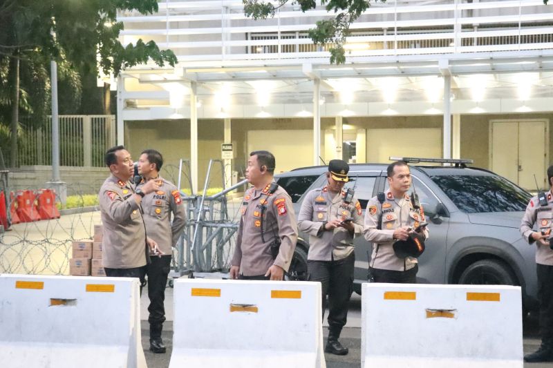 Kapolres Metro Jakarta Pusat Kombes Polisi Susatyo Purnomo Condro di depan Kedubes AS. (SinPo.id/Dok. Polres Metro Jakpus)