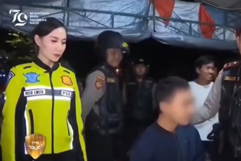 Bripka Putri Sirty Cikita Sabunge memarahi seorang pria (SinPo.id/ Tangkapan layar)