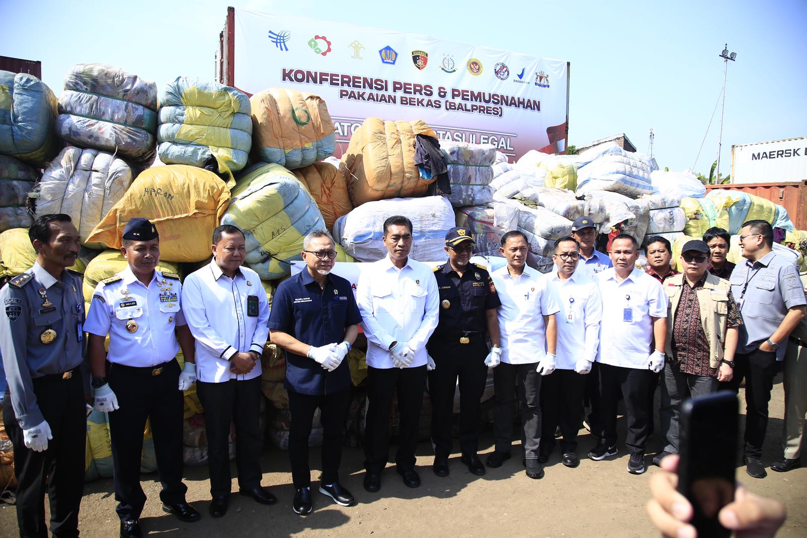 Pemusnahan pakaian bekas ilegal (SinPo.id/Dok.Polri)