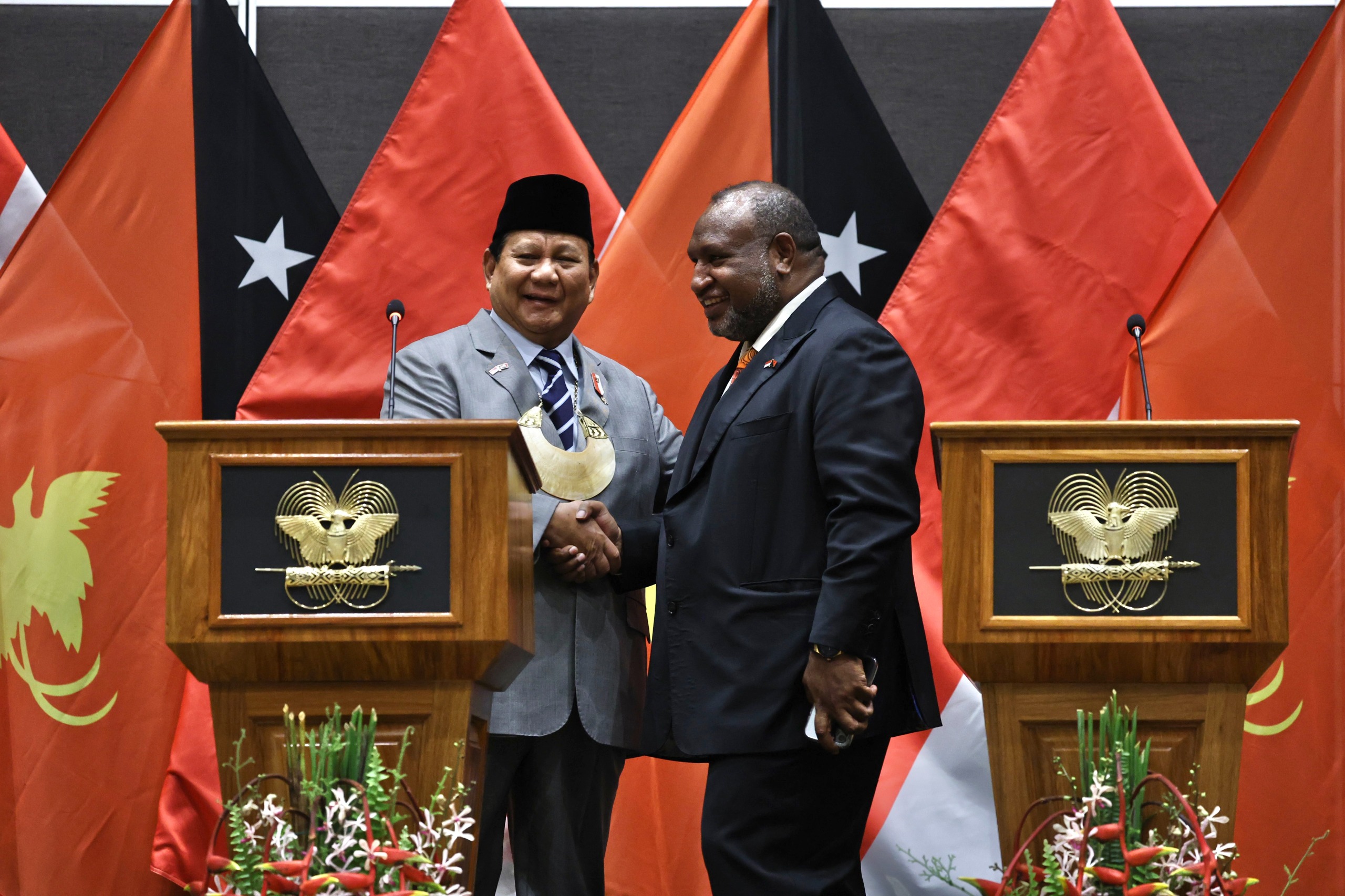 Menhan Prabowo Subianto saat bertemu Perdana Menteri (PM) Papua Nugini James Marape di negaranya pada Rabu, 21 Agustus 2024. (SinPo.id/Tim Media)