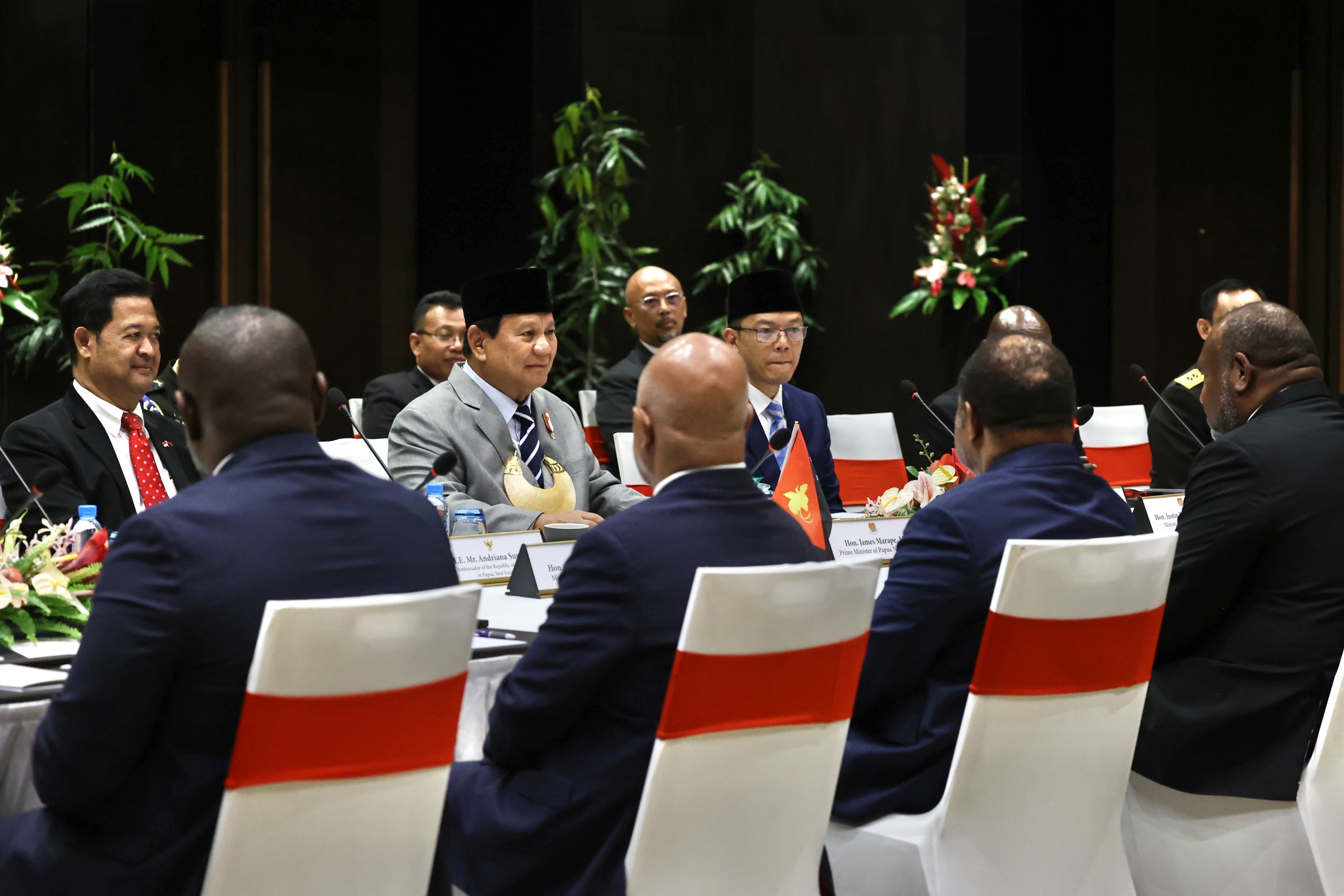 Menhan Prabowo Subianto saat bertemu Perdana Menteri (PM) Papua Nugini James Marape di negaranya pada Rabu, 21 Agustus 2024. (SinPo.id/Tim Media)