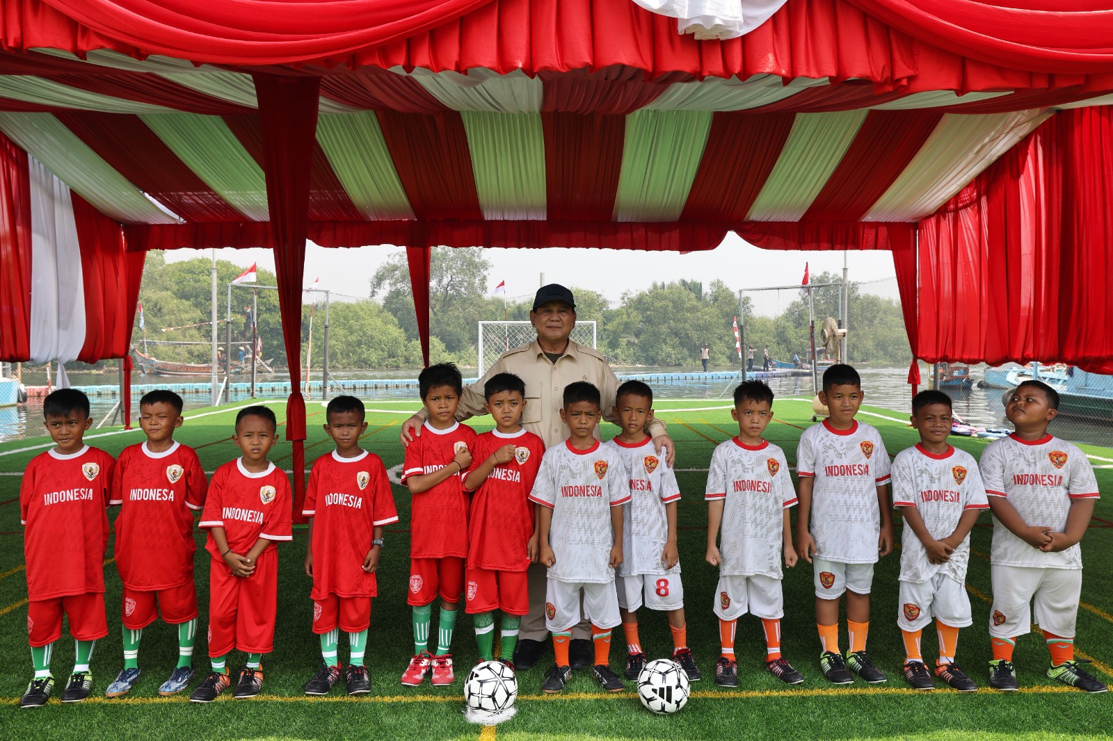 Prabowo Subianto saat menyempatkan diri main bola dengan anak-anak Rumah Apung Muara Angke (SinPo.id/ Tim Media)