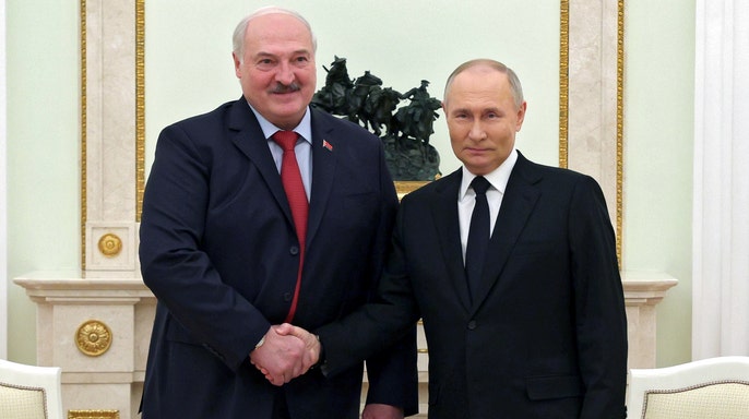 Presiden Belarusia Aleksandr Lukashenko bersama dengan Presiden Rusia Vladimir Putin. (SinPo.id/AP)