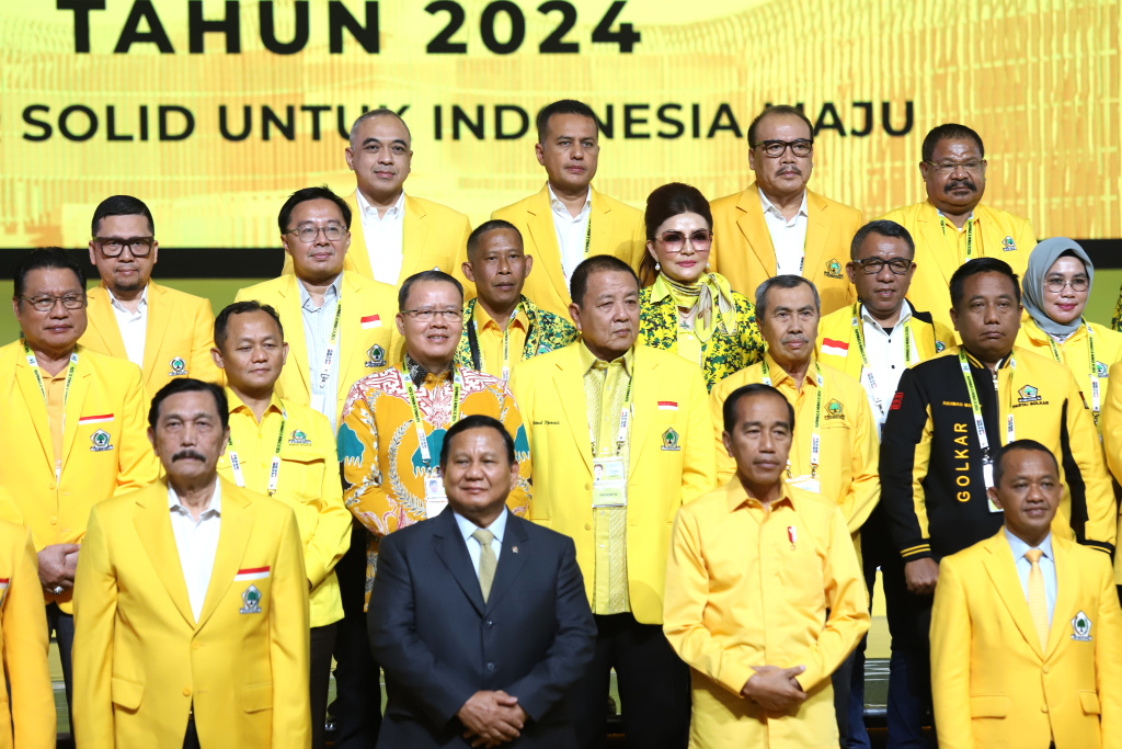 Presiden Jokowi dan Presiden terpilih Prabowo Subianto hadiri penutupan Munas Golkar XI di JCC (Ashar/SinPo.id)