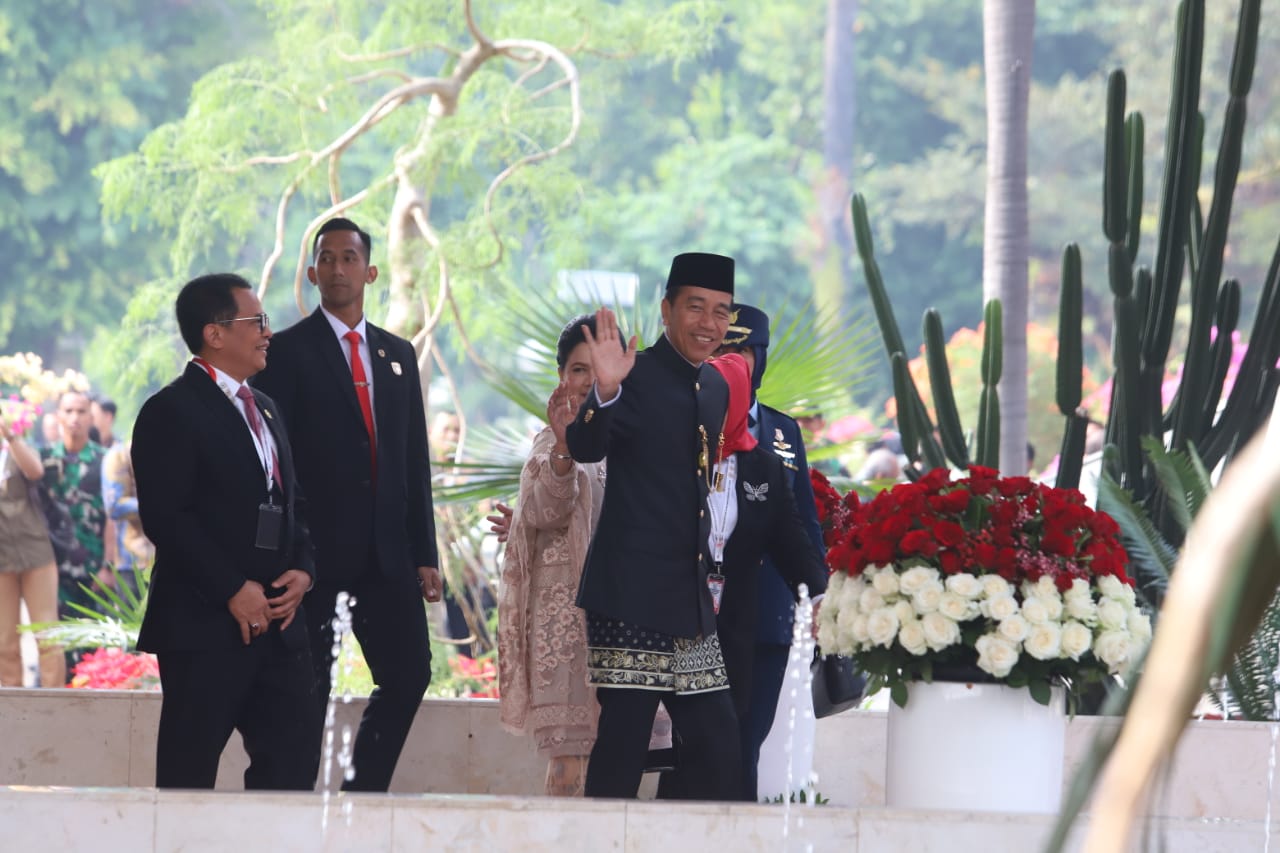 Presiden Jokowi dan Ibu Iriana Jokowi tiba di Gedung MPR RI untuk menghadiri Sidang Tahunan MPR RI 2024. (Ashar/SinPo.id)