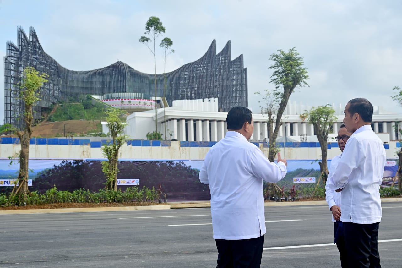 Prabowo bersama Jokowi berada di depan Istana Negara IKN (Sinpo.id/Tim Media)