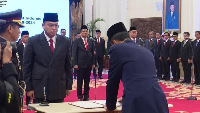 Presiden Jokowi melantik Angga Raka Prabowo menjadi Wamenkominfo. (SinPo.id/YouTube Sekretariat Presiden)