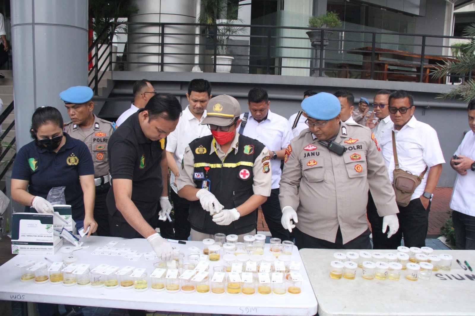 Tes urine ratusan anggota Polres Jakarta Barat (SinPo.id/Dok.Polres Jakbar)