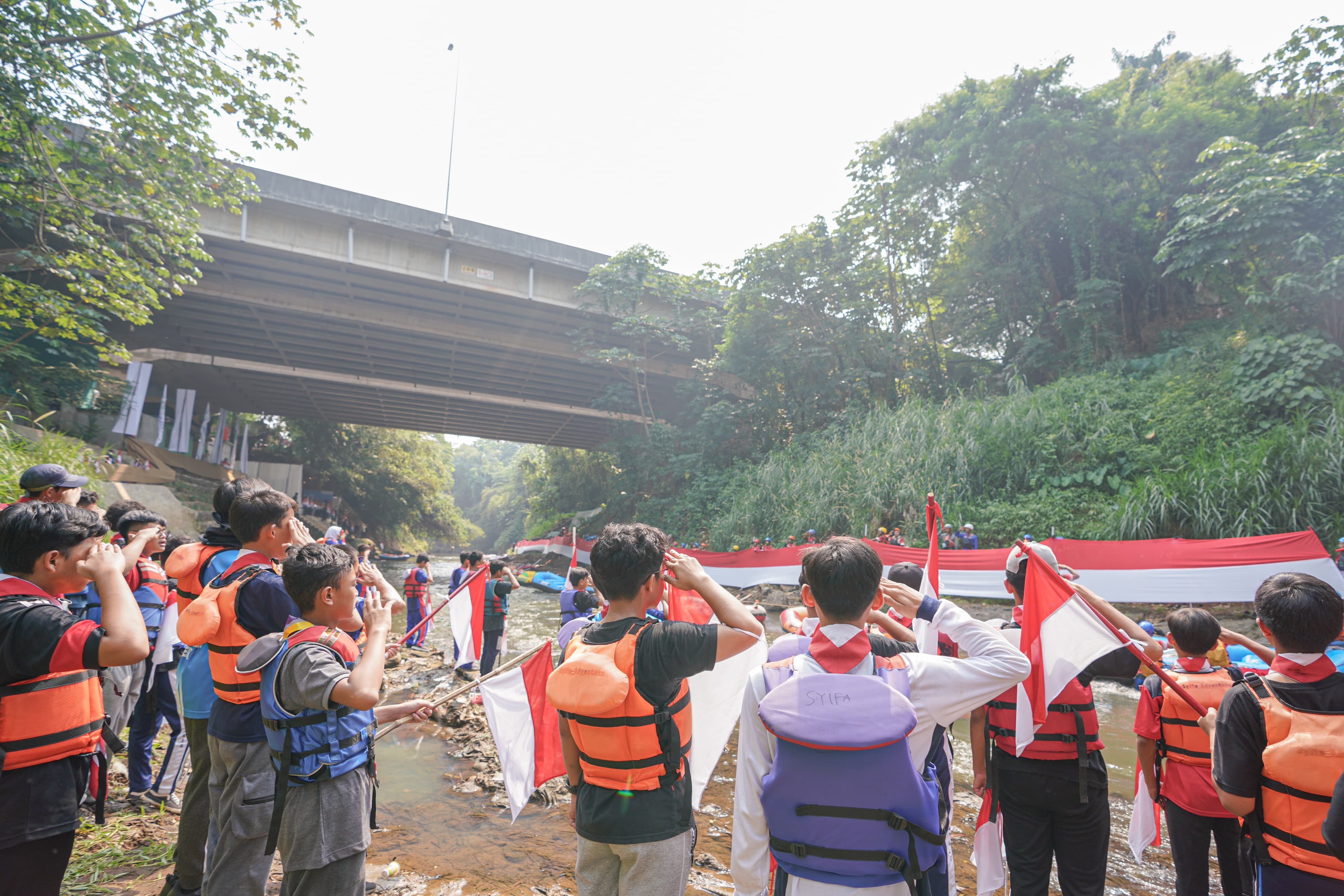 Pertamina Patra Niaga bersih-bersih sungai Ciliwung (Sinpo.id)