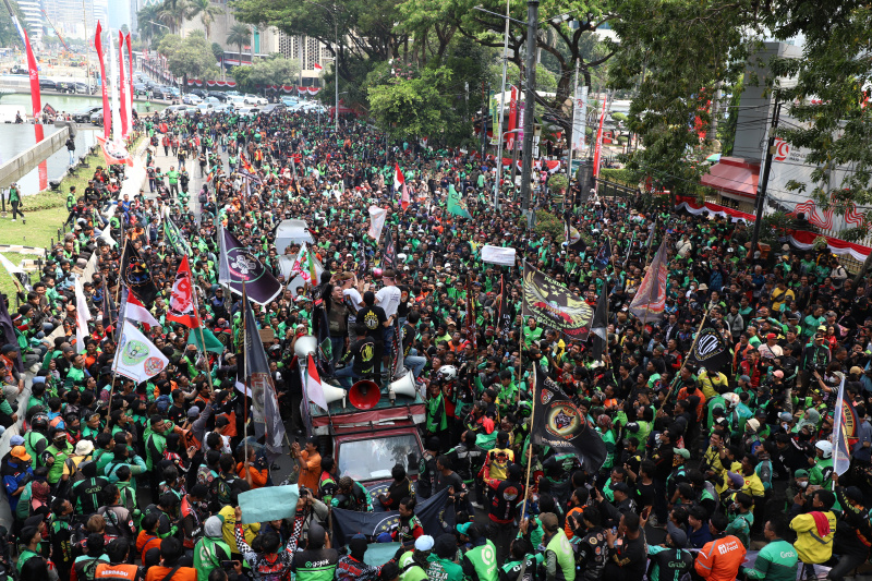 Ribuan driver ojol gelar aksi demo menuntut kenaikan tarif dan menurunkan potongan aplikasi (Ashar/SinPo.id)