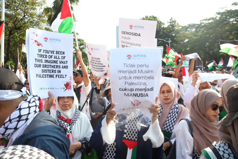 Ribuan warga yang tergabung dalam aksi solidaritas bela Palestina menggelar aksi demo di depan Kedutaan Besar Amerik Serikat menuntut memutuskan kerja sama dengan AS dan Israel (Ashar/SinPo.id)