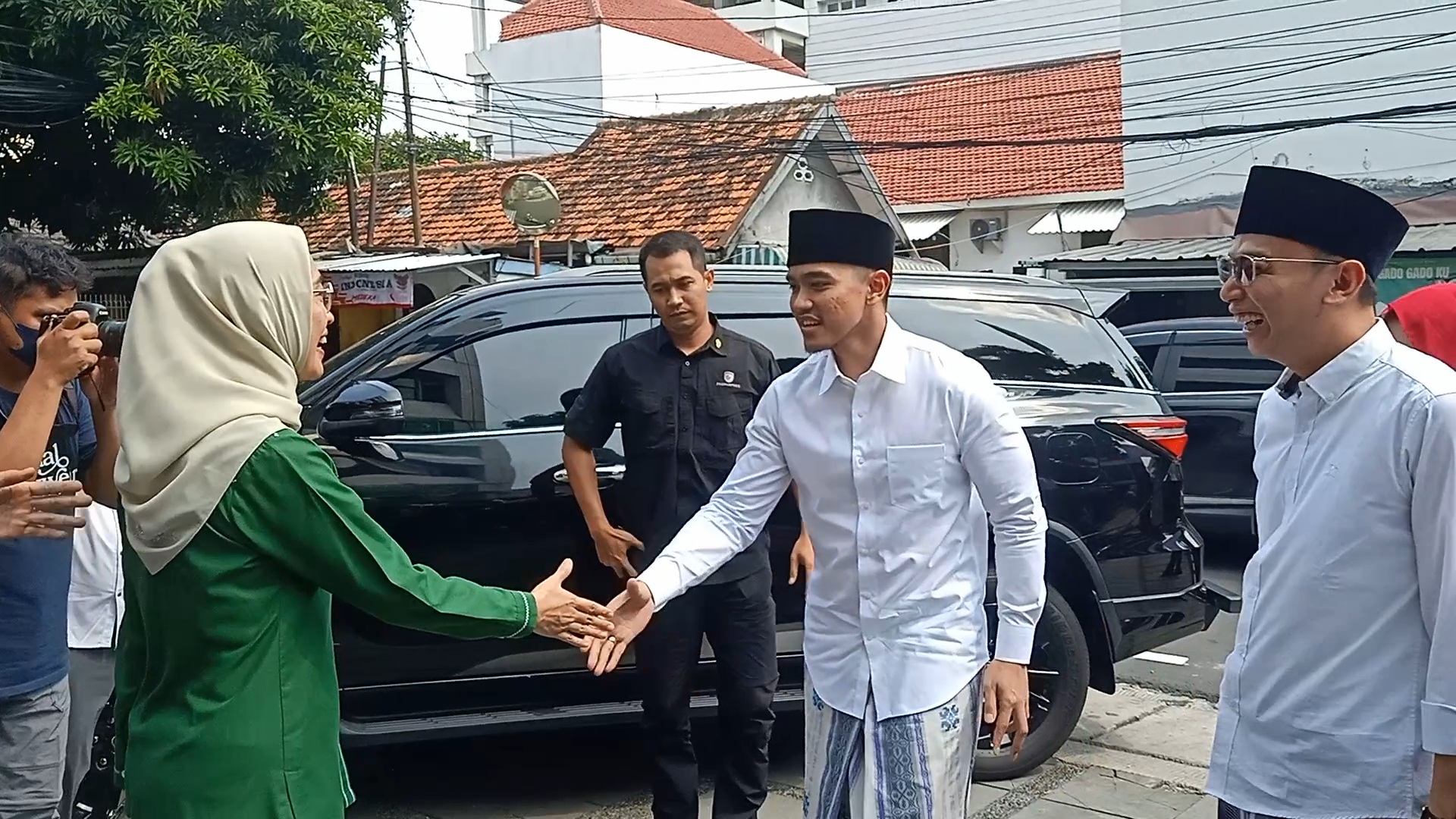 Kaesang tampil sarungan saat tiba di kantor DPP PKB Jakarta (Sinpo.id)