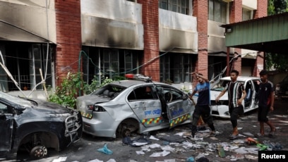 Mobil-mobil yang rusak di Kantor Polisi Mohammadpur, setelah pengunduran diri Perdana Menteri Bangladesh Sheikh Hasina (SinPo.id/Reuters)