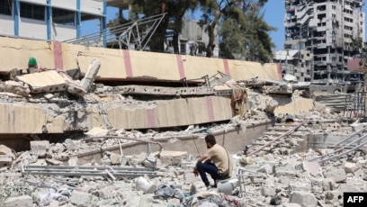 Puing-puing gedung sekolah, yang menjadi penampungan bagi warga Palestina (SinPo.id/AFP)