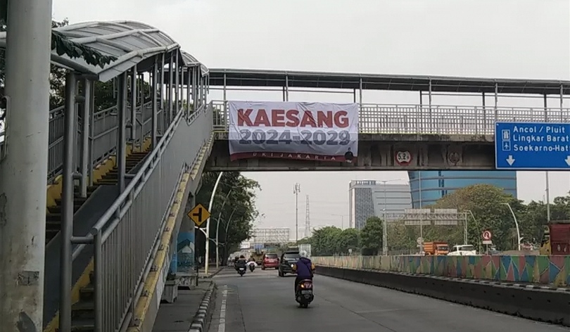 Spanduk bertuliskan Kaesang 2024-2029 di JPO Jalan Yos Sudarso. (SinPo.id/Twitter)