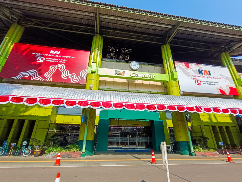 Stasiun Gambir menyambut HUT RI ke-79 berhias dengan ornamen-ornamen Payung, lampion merah putih (Ashar/SinPo.id)