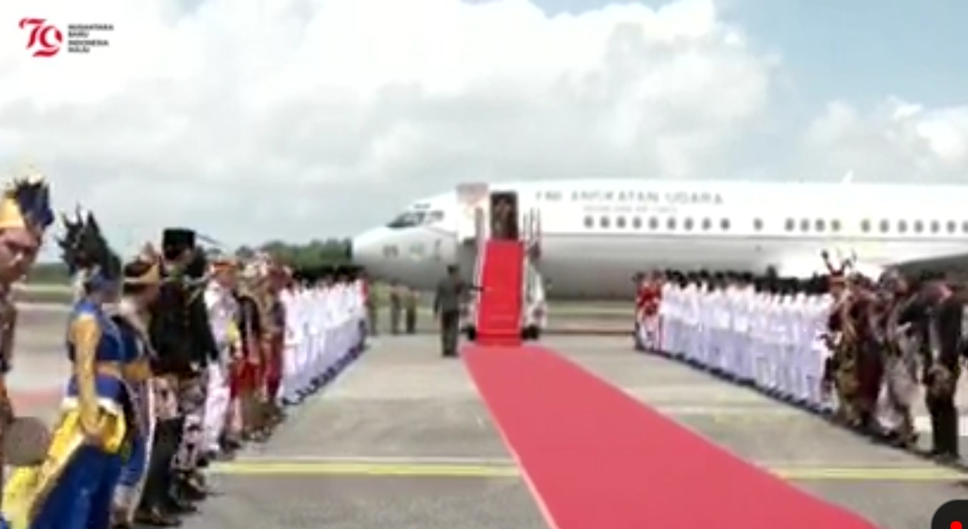 Tim penyambut rombongan kirab Bendera Merah Putih di Balikpapan (SinPo.id/ YouTube Setpres)