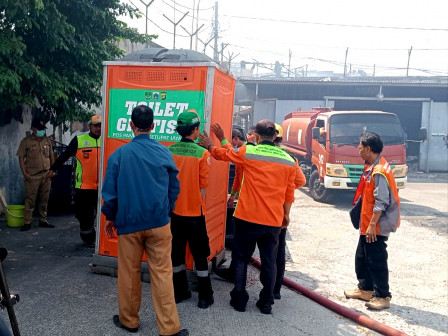 Sudin LH Jaksel sediakan Toilet portabel untuk penyintas kebakaran di Manggarai (SinPo.id/Beritajakarta)