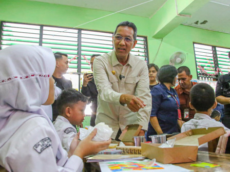 Pj Gubernur Heru Budi meninjau langsung kegiatan uji coba makan bergizi gratis (SinPo.id/Beritajakarta)