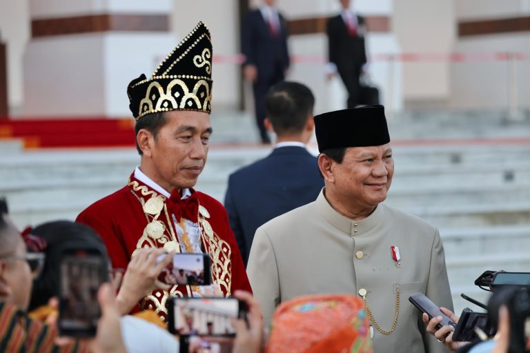 Menhan Prabowo Subianto bersama Presiden Jokowi usai upacara penurunan bendera (SinPo.id/ Dok. Kemhan)