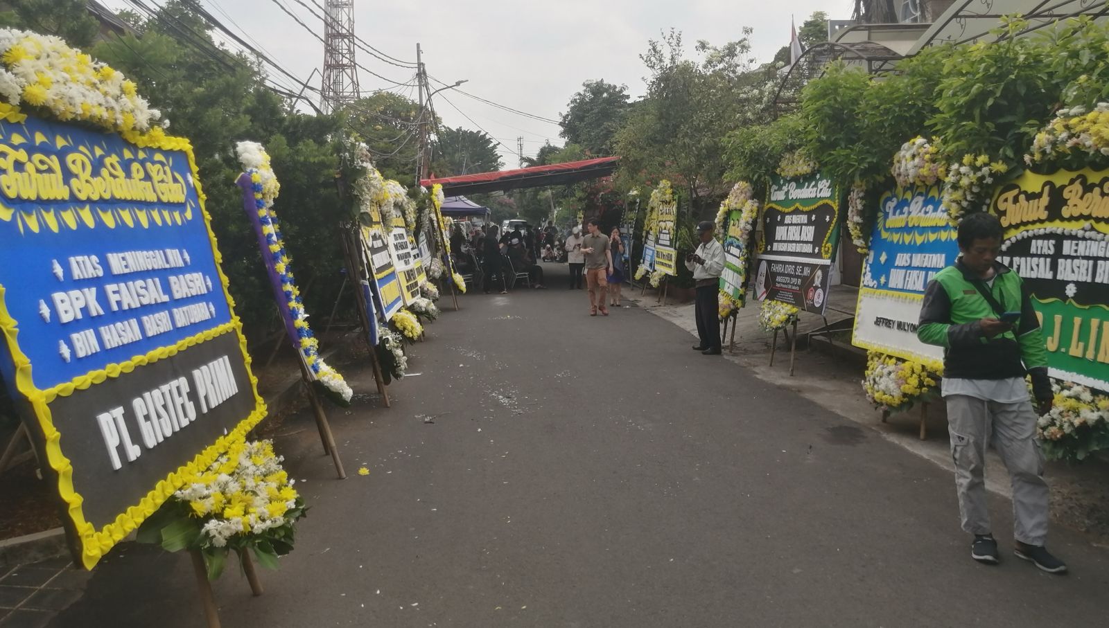 Karangan bunga membanjiri rumah duka Faisal Basri. (SinPo.id/Tio)