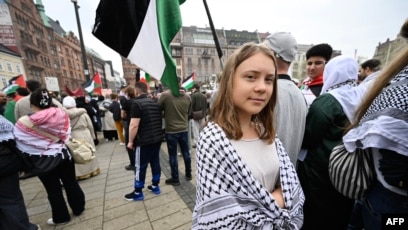 Aktivis lingkungan Greta Thunberg (tengah) menghadiri unjuk rasa pro-Palestina di Malmo, Swedia (SinPo.id/AFP)