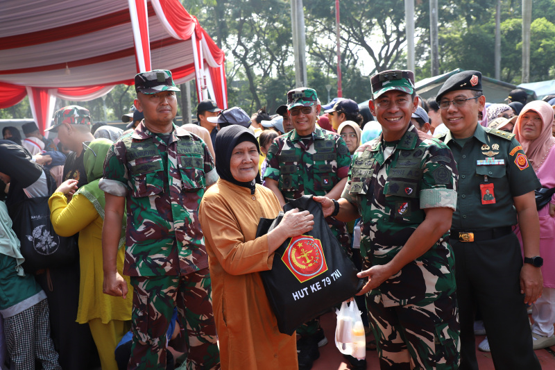 Aster Panglima TNI Mayjen Novi Helmy Prasetya bagikan sembako gratis di HUT ke-79 TNI di Monas (Ashar/SinPo.id)