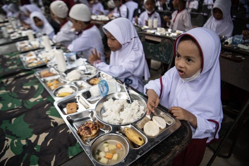 Ilustrasi uji coba makan bergizi gratis ke anak-anak didik. (SinPo.id/dok. Partai Gerindra Bali)