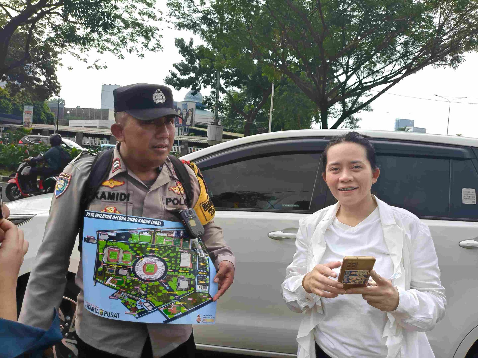 Aiptu Kamidi saat kenakan kalung bergambar peta GBK (SinPo.id/ Humas Polda Metro Jaya)