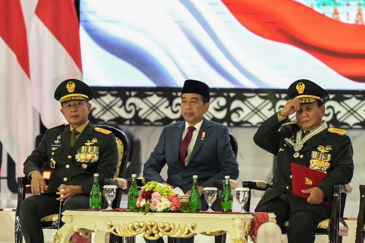 Presiden Joko Widodo didampingi Menhan Prabowo Subianto dan Panglima TNI Jenderal Agus Subiyanto (SinPo.id/ Antara)