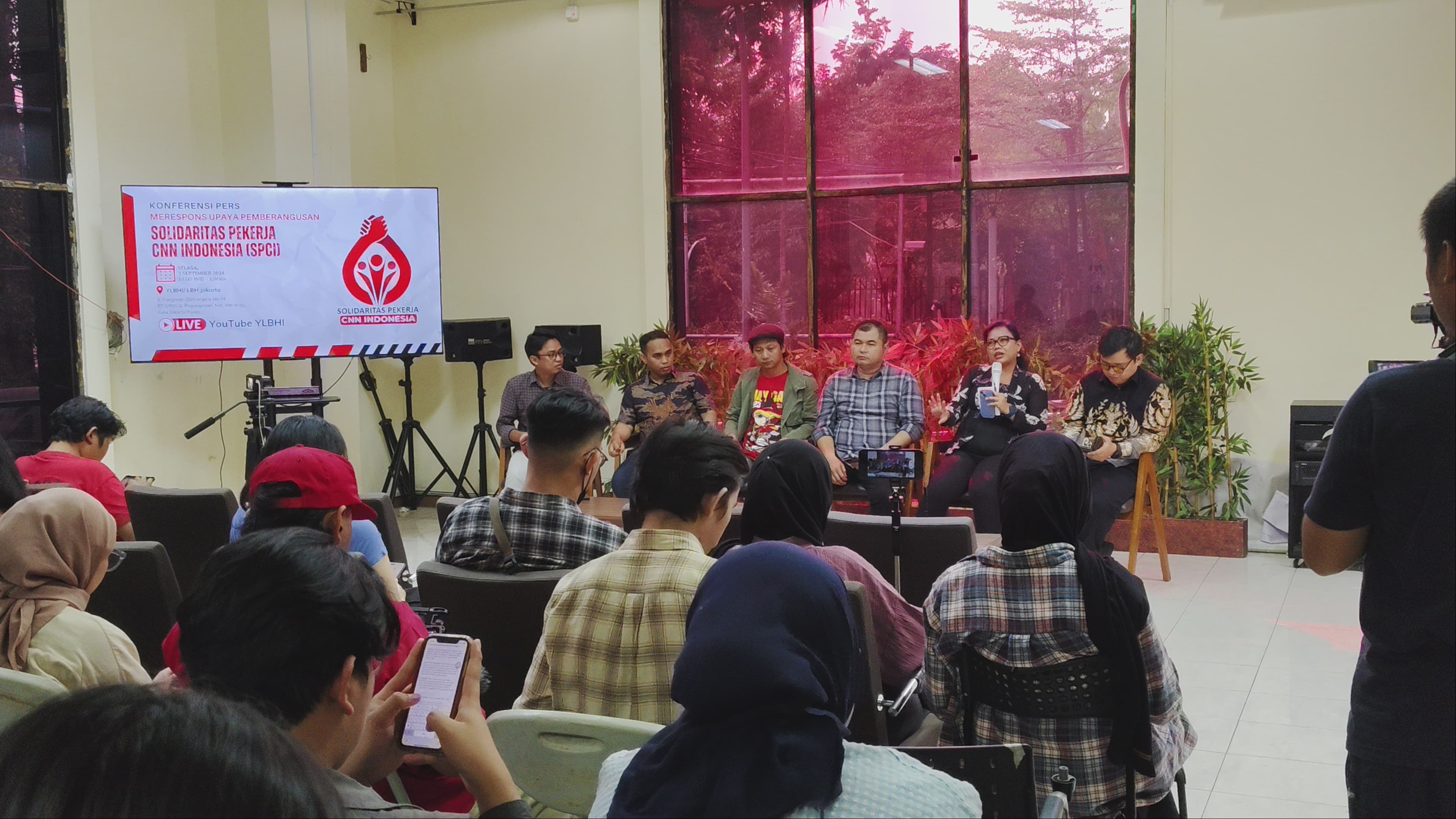 Diskusi ‘Merespons Upaya Pemberangusan Solidaritas Pekerja CNN Indonesia’ di Kantor YLBHI, Selasa 3 September 2024 (SinPo.id/SPCI)).